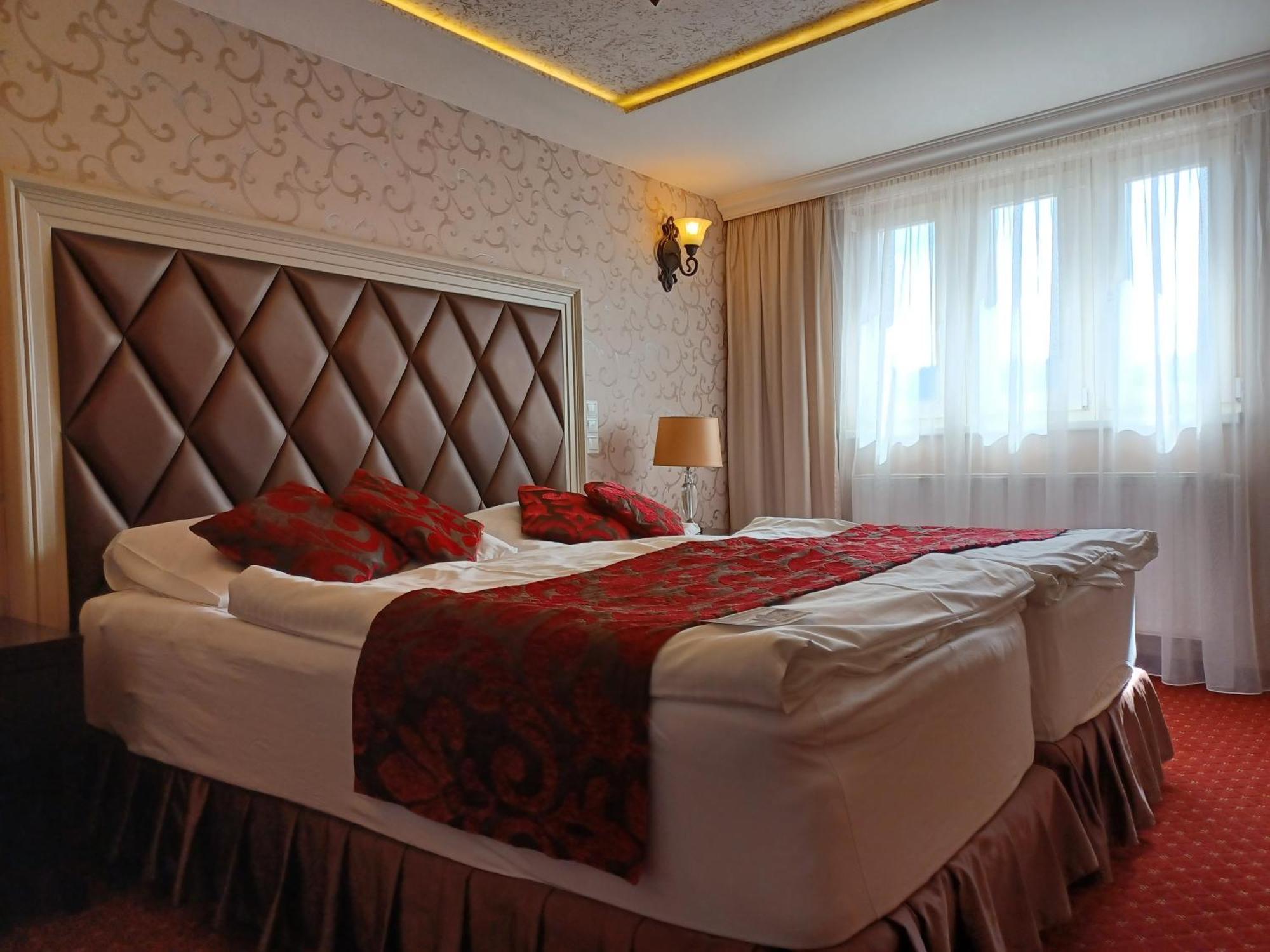 Hotel Dvorana Karlovy Vary Exterior photo