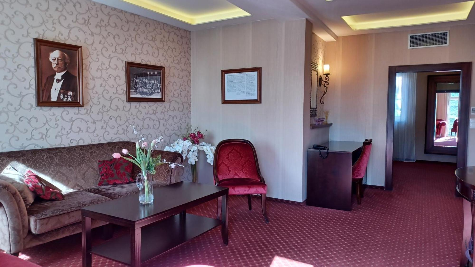 Hotel Dvorana Karlovy Vary Exterior photo