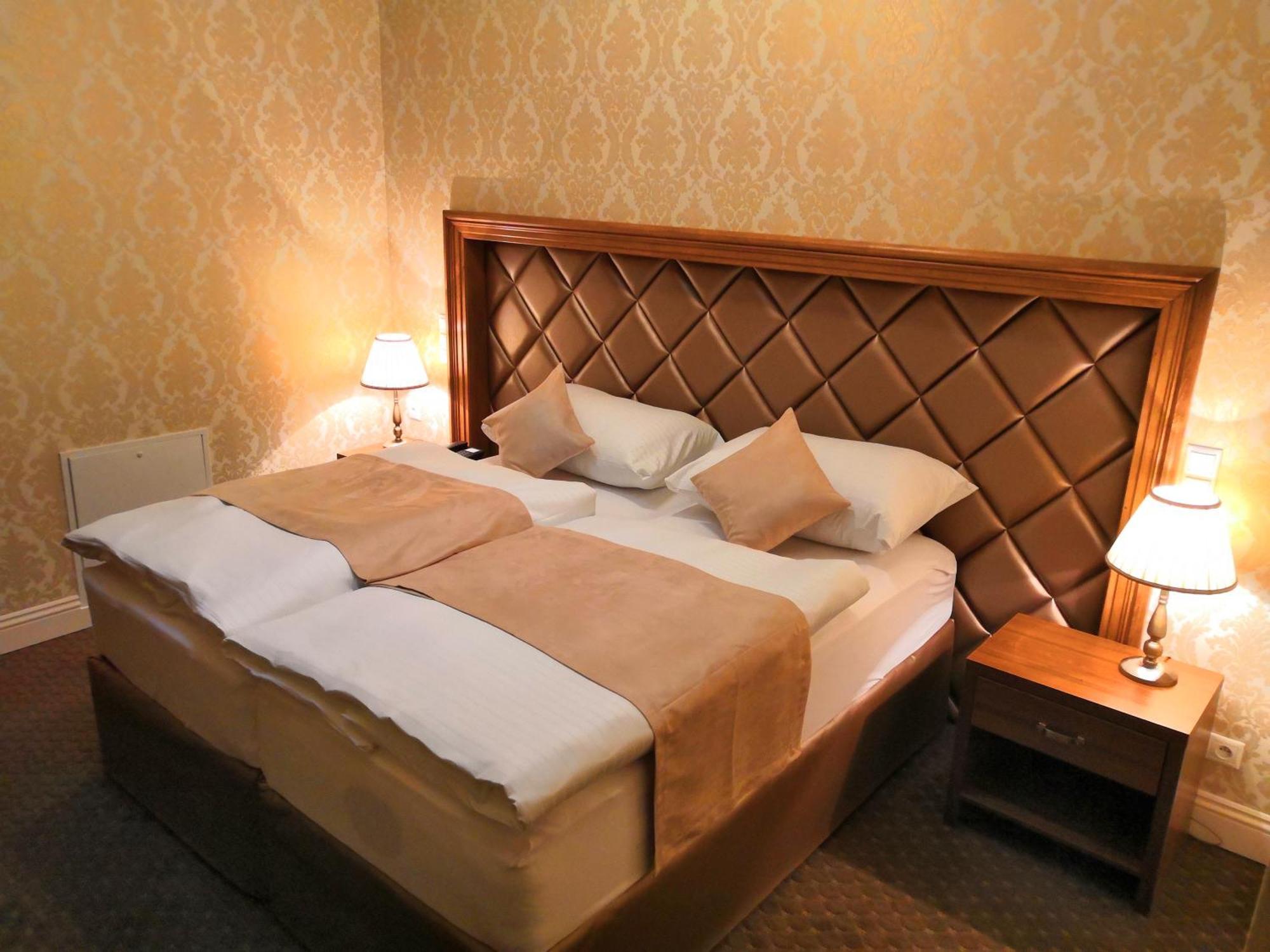 Hotel Dvorana Karlovy Vary Exterior photo
