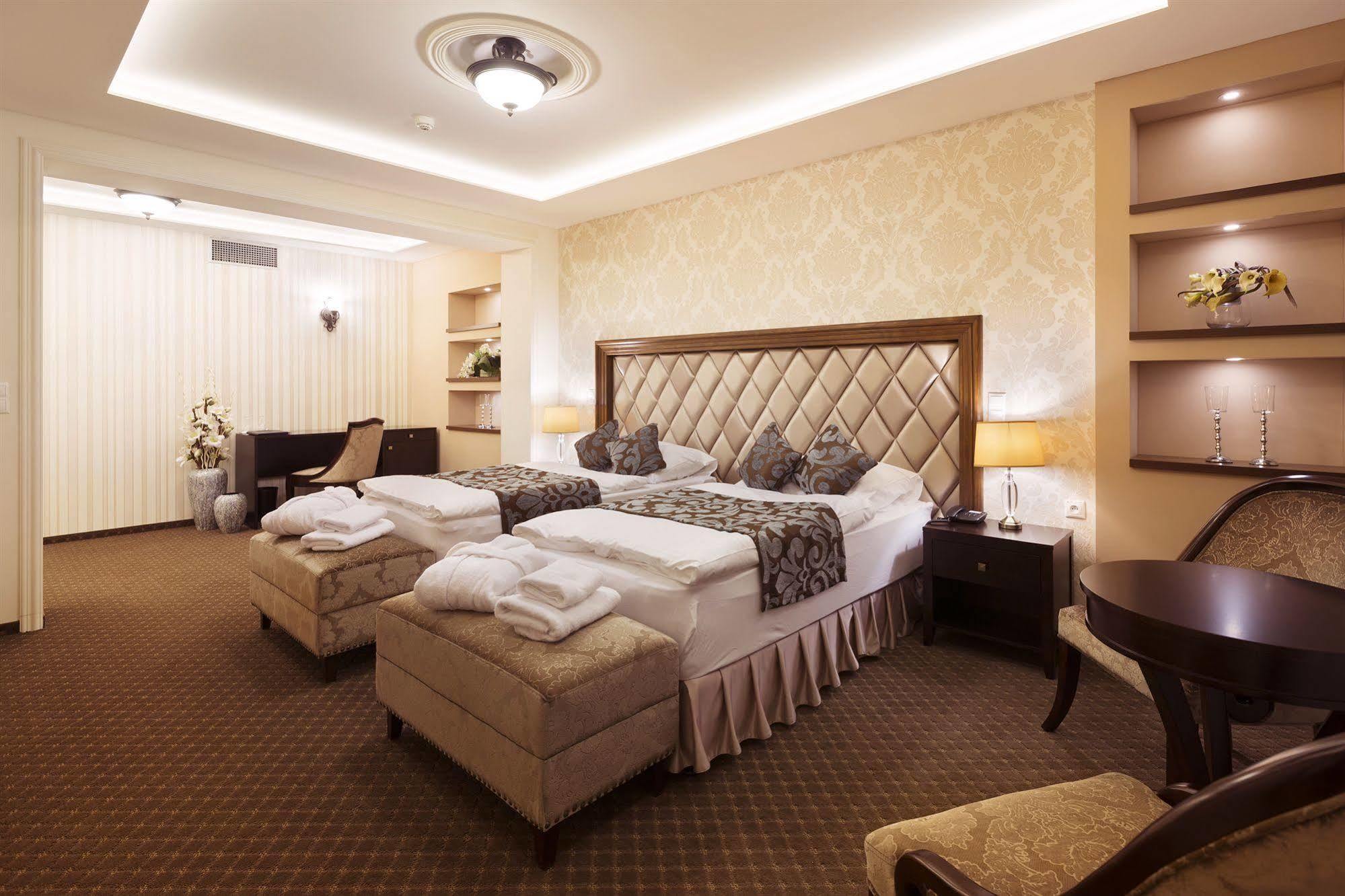 Hotel Dvorana Karlovy Vary Exterior photo